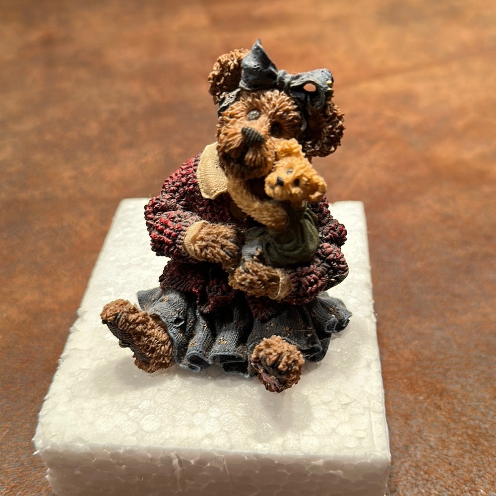 Boyd’s Bear resin figure. ‘Momma McBruin and Luke. Baby Love’